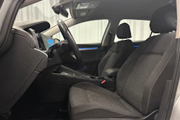 harmaa Volkswagen Golf 2024 kuva 13.
