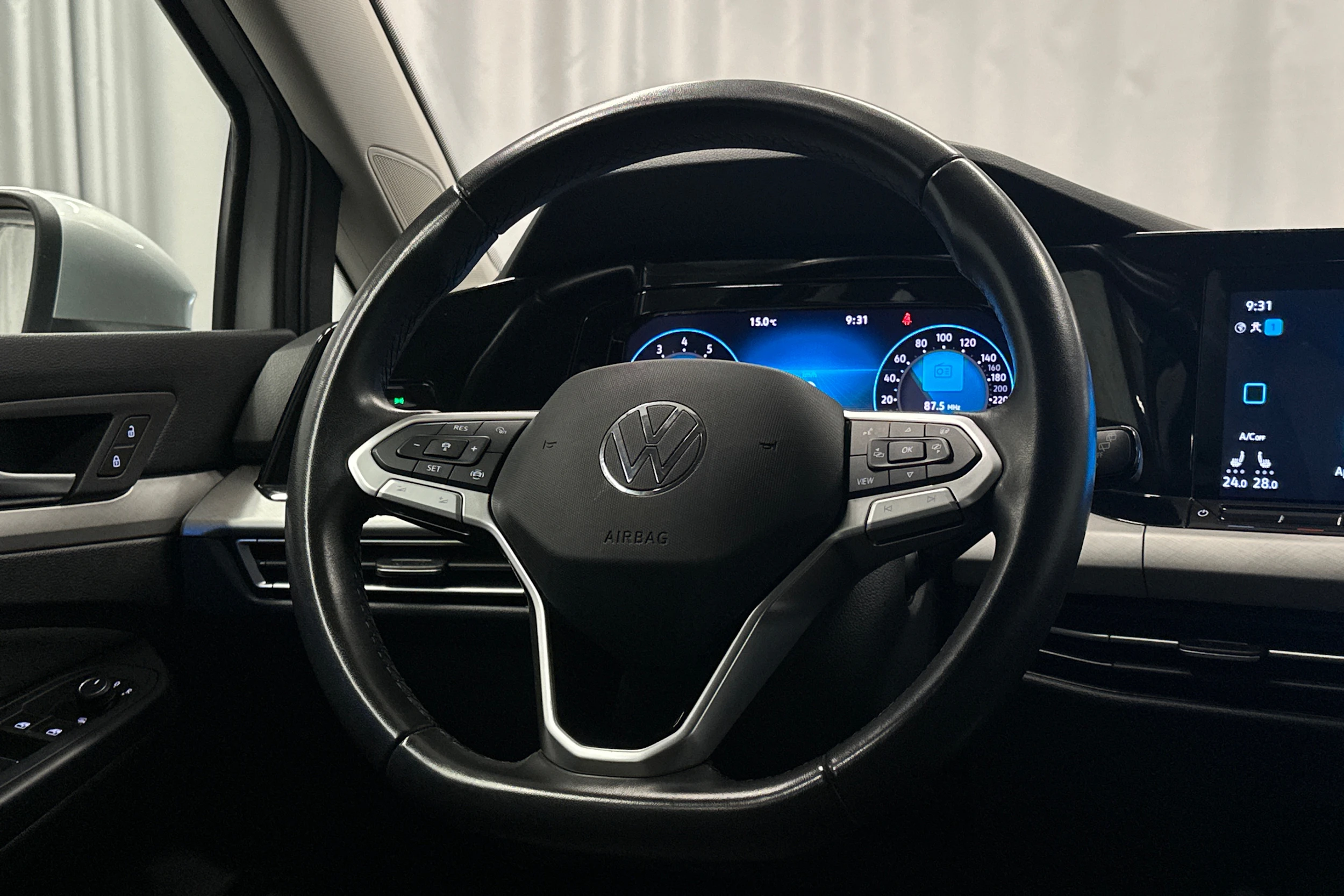 harmaa Volkswagen Golf 2024 kuva 14.