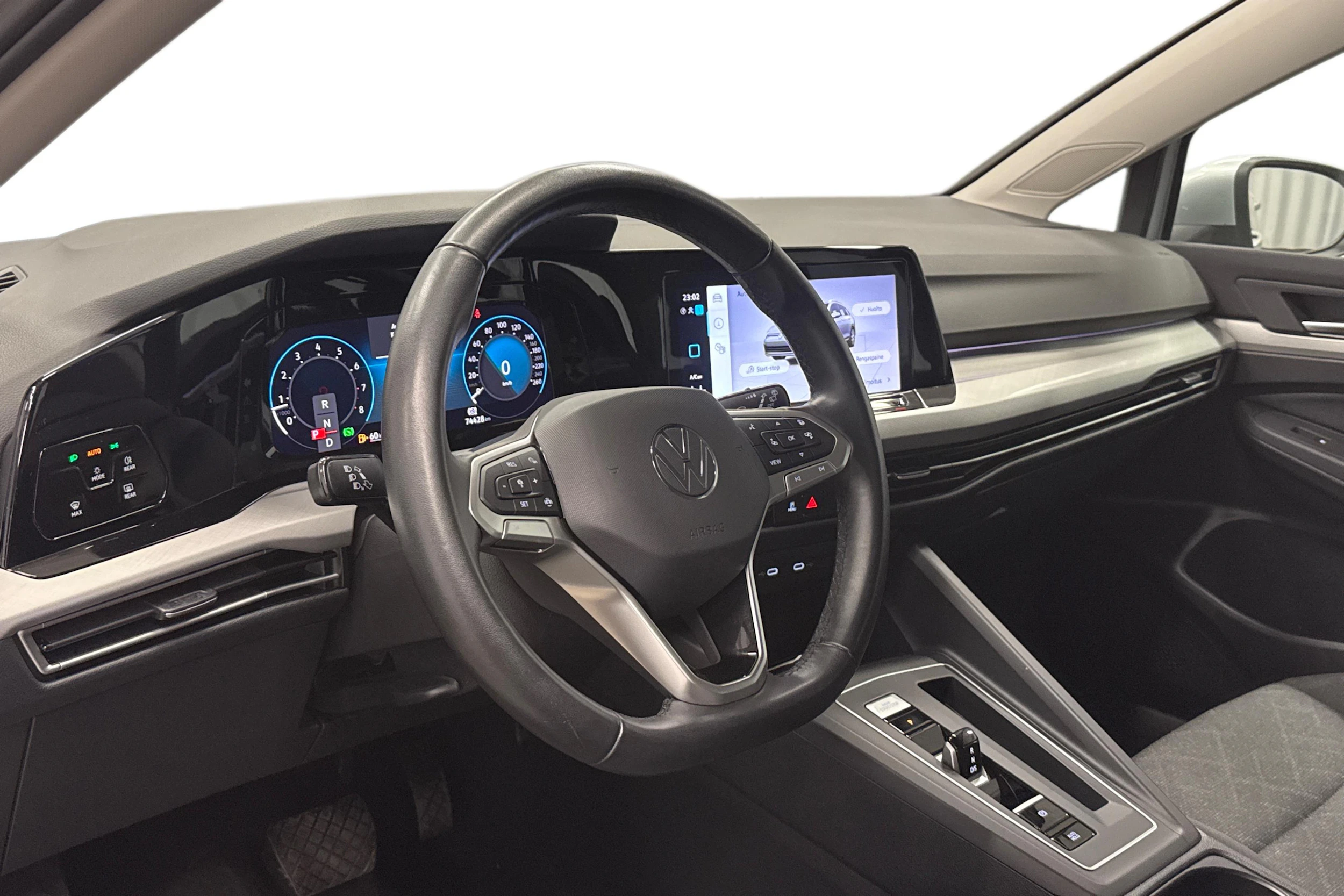 harmaa Volkswagen Golf 2024 kuva 8.