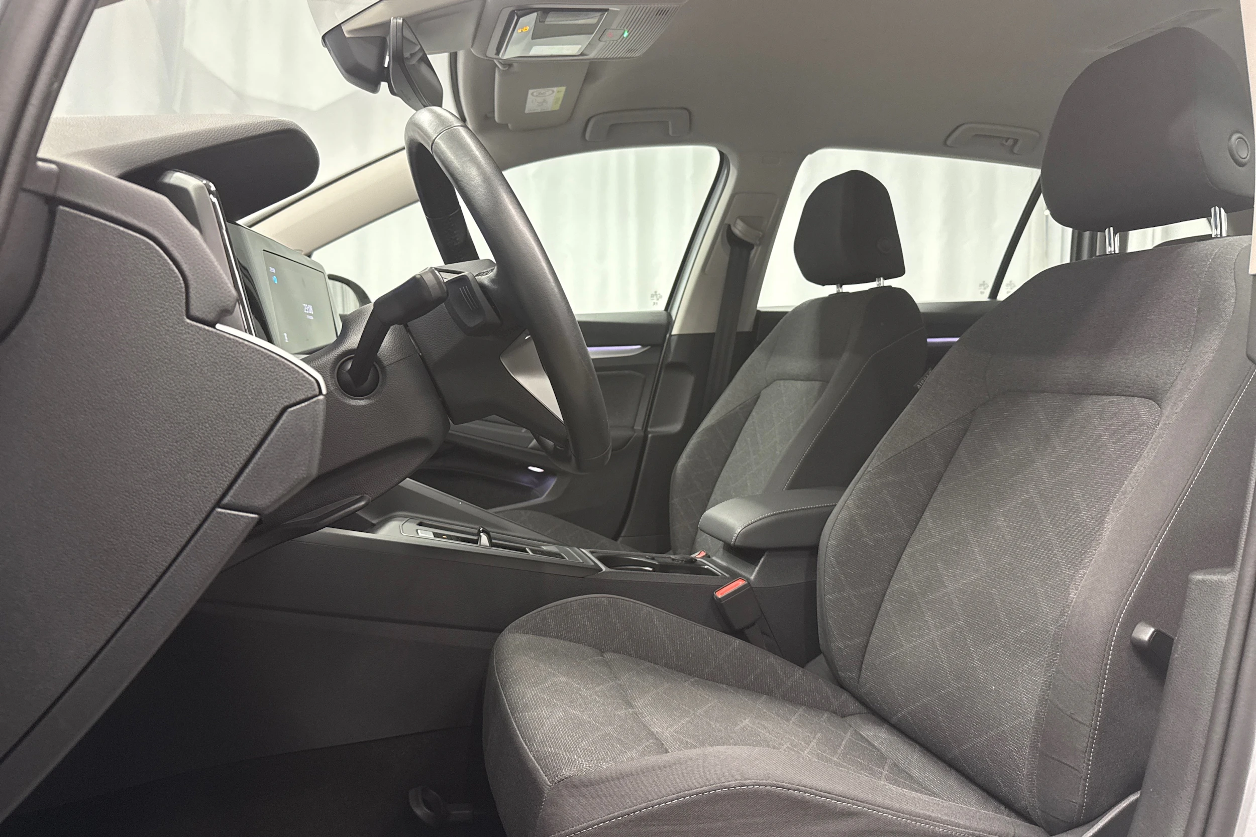 harmaa Volkswagen Golf 2024 kuva 24.