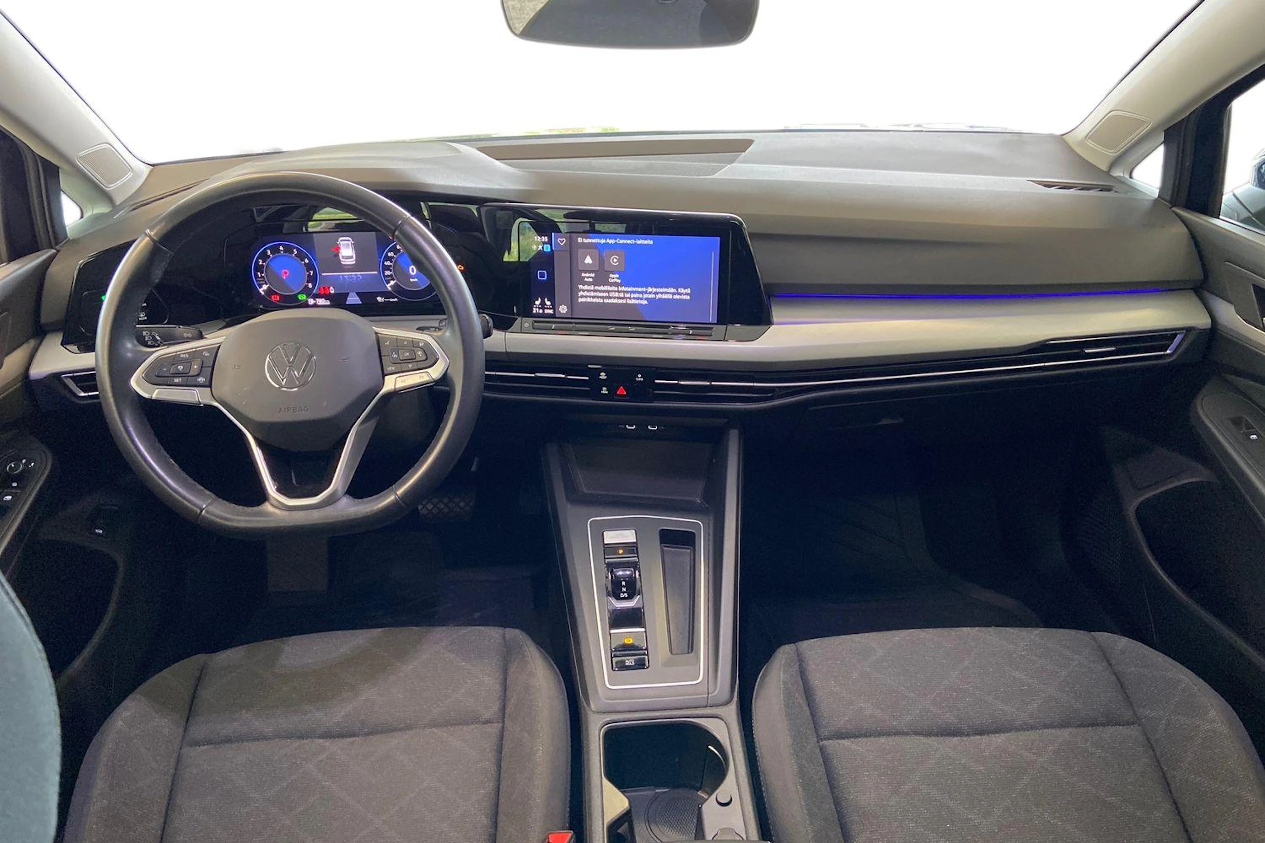 sininen Volkswagen Golf 2024 kuva 7.