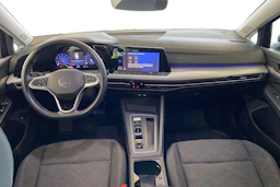 sininen Volkswagen Golf 2024 kuva 7.