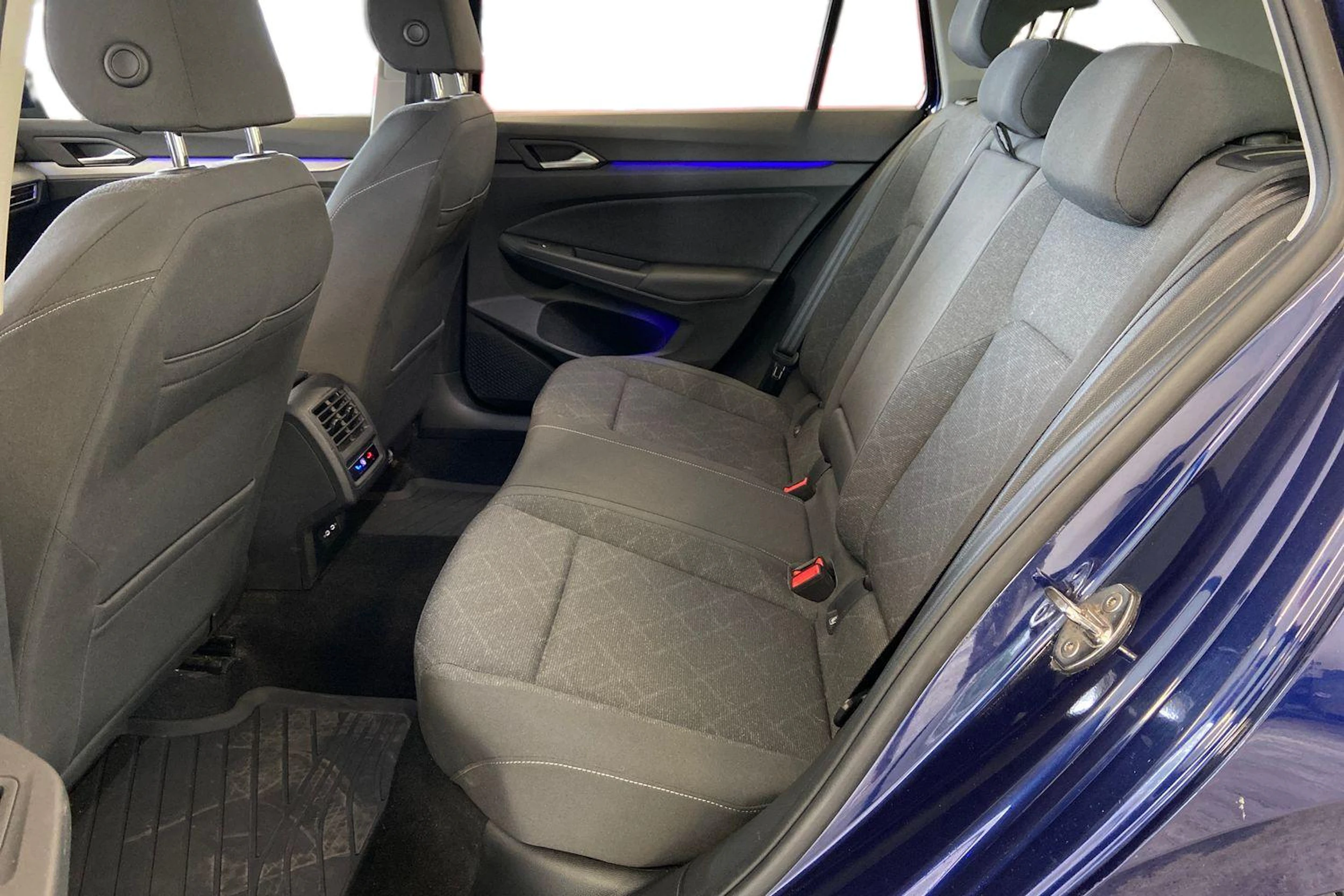 sininen Volkswagen Golf 2024 kuva 8.