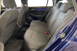 sininen Volkswagen Golf 2024 kuva 8.