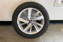 sininen Volkswagen Golf 2024 kuva 10.
