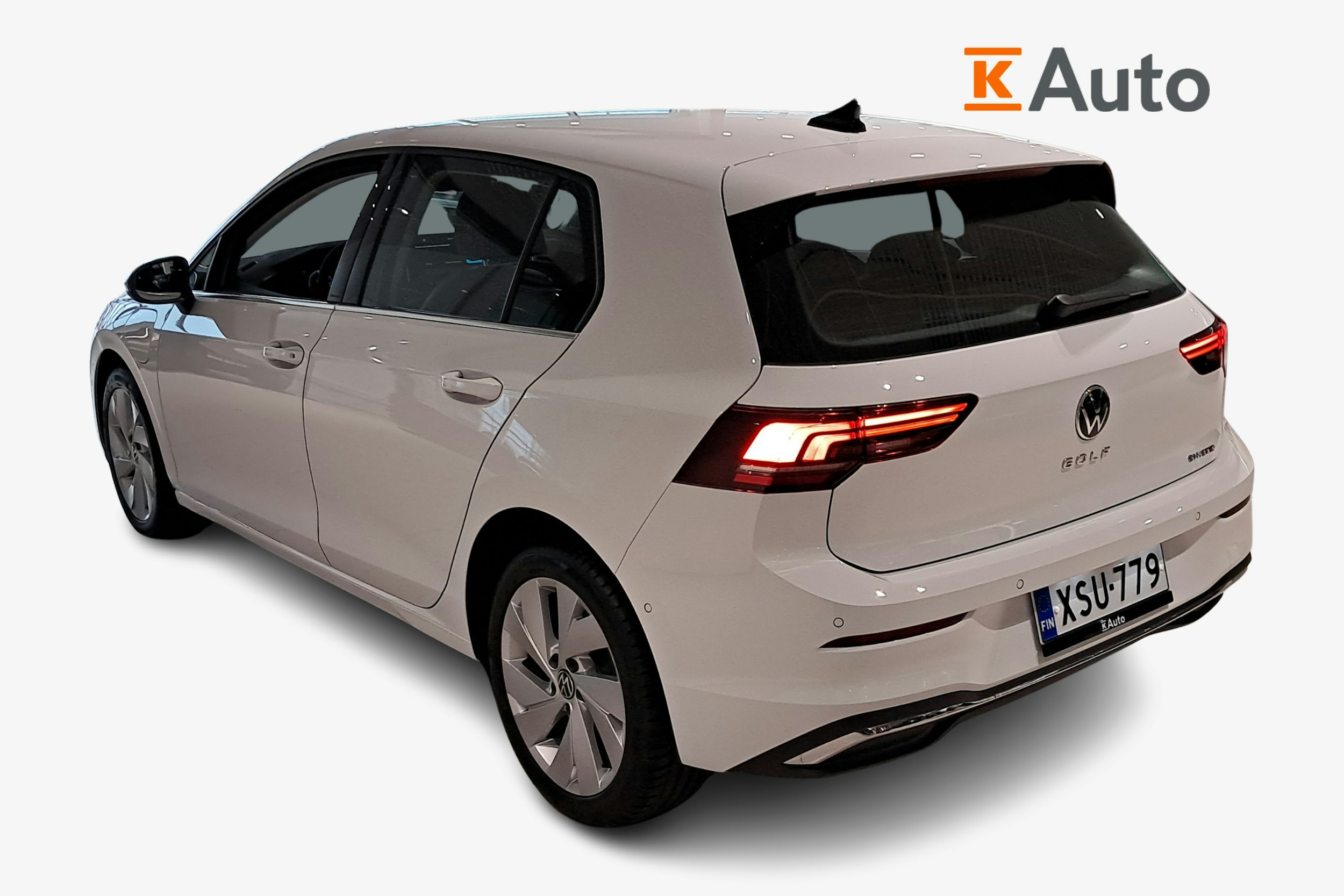 valkoinen Volkswagen Golf 2024 kuva 2.