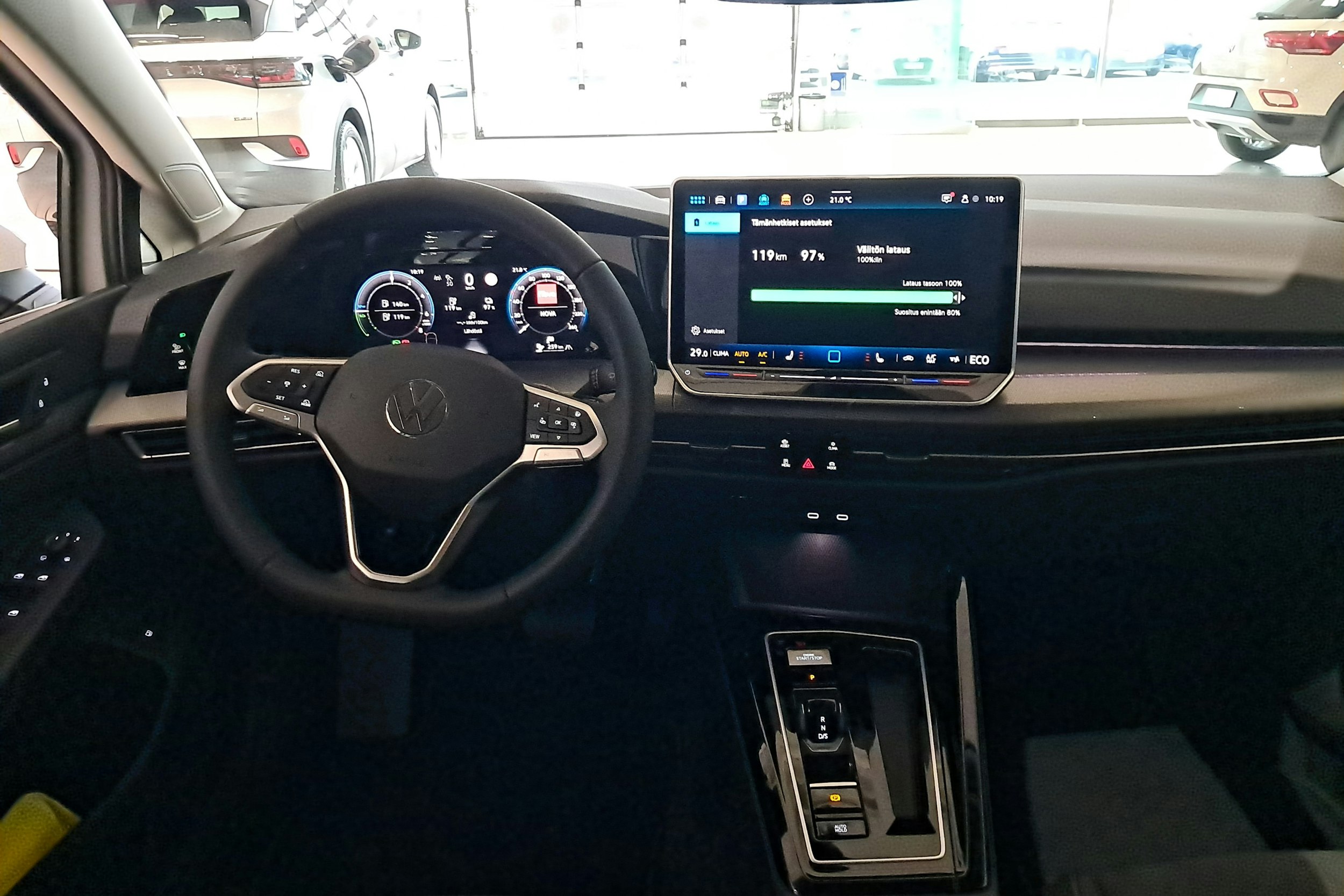 valkoinen Volkswagen Golf 2024 kuva 6.