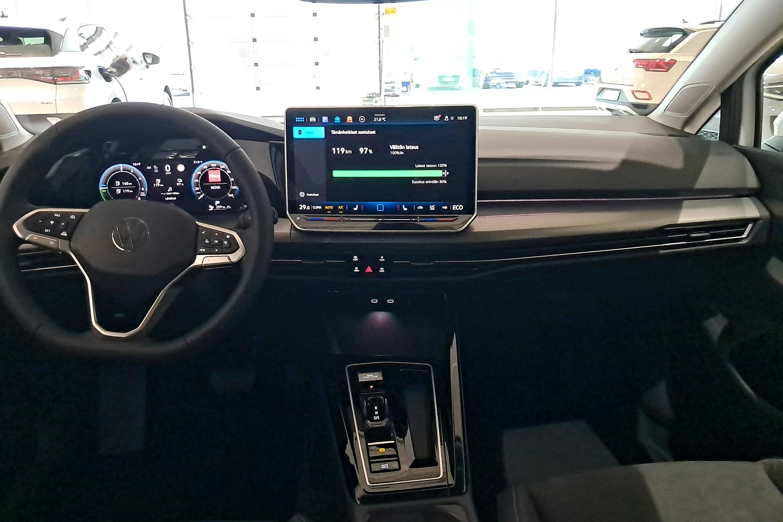 valkoinen Volkswagen Golf 2024 kuva 7.