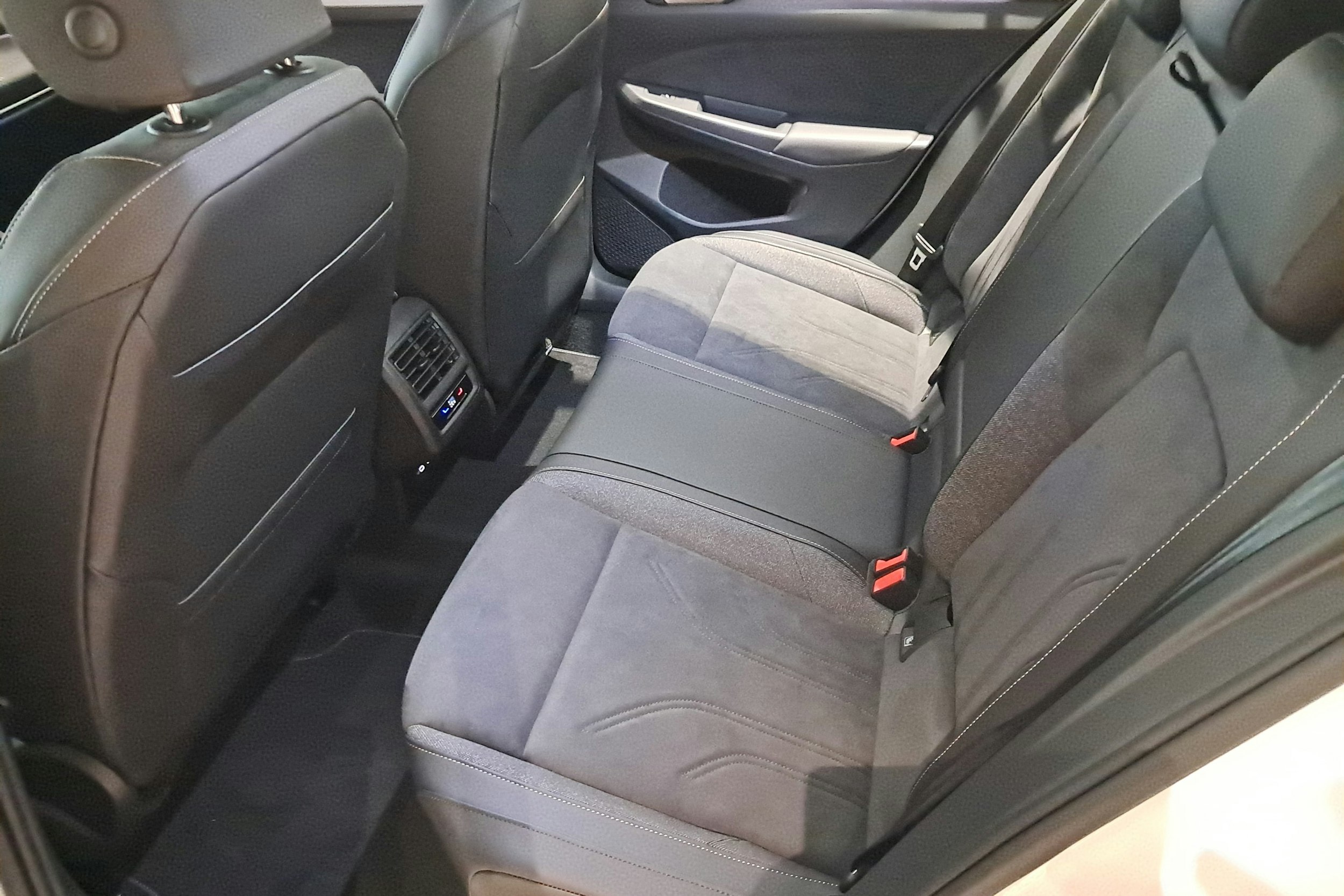 valkoinen Volkswagen Golf 2024 kuva 8.
