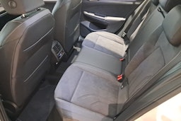 valkoinen Volkswagen Golf 2024 kuva 8.