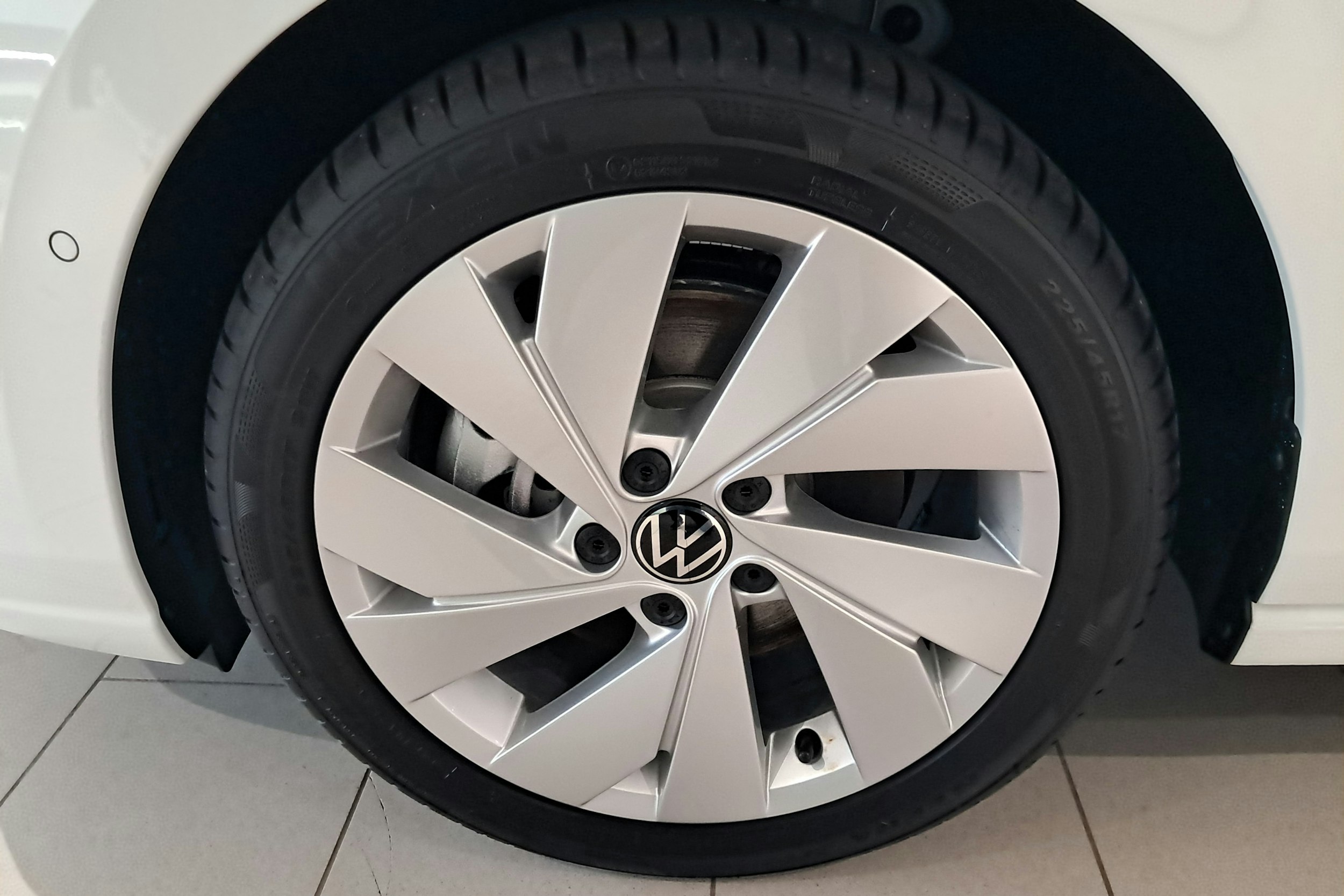 valkoinen Volkswagen Golf 2024 kuva 9.