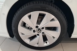 valkoinen Volkswagen Golf 2024 kuva 9.