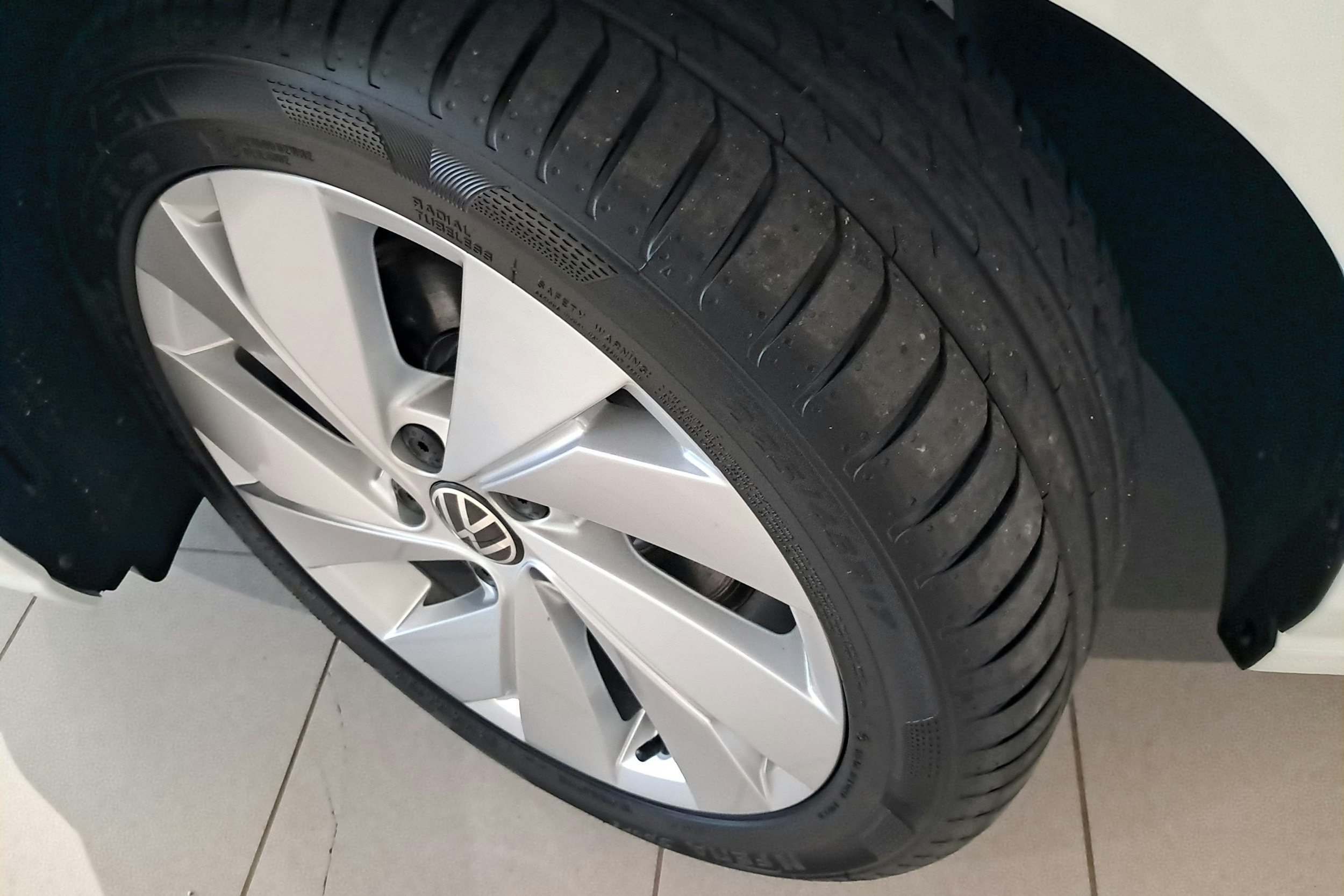 valkoinen Volkswagen Golf 2024 kuva 10.