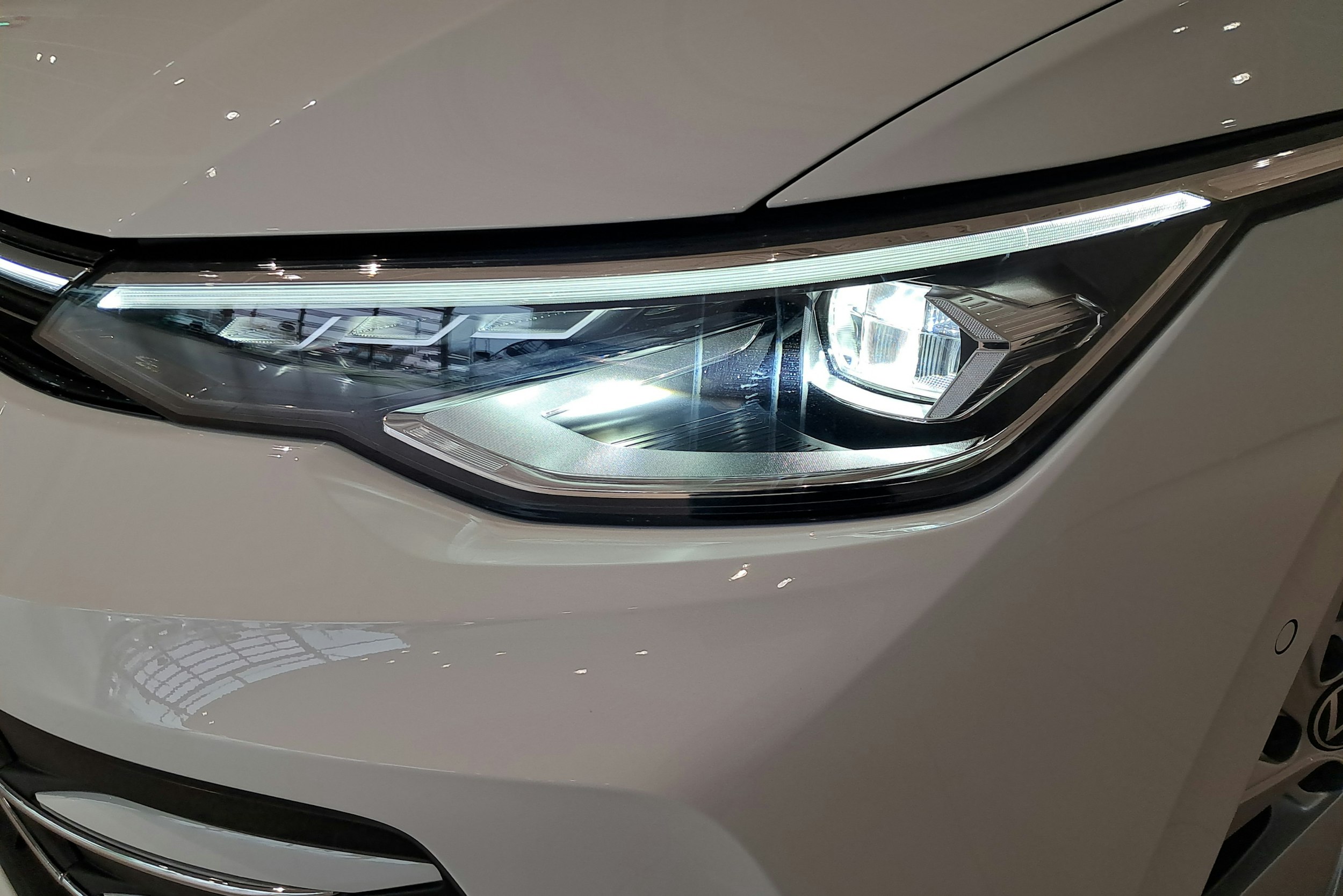 valkoinen Volkswagen Golf 2024 kuva 11.