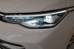 valkoinen Volkswagen Golf 2024 kuva 11.