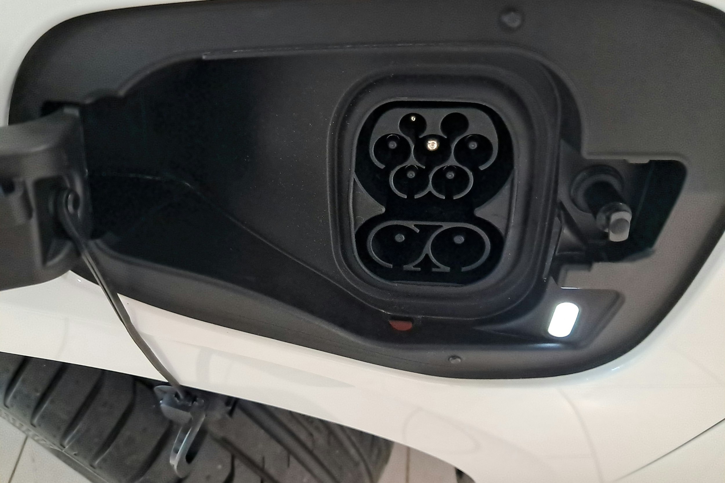 valkoinen Volkswagen Golf 2024 kuva 14.