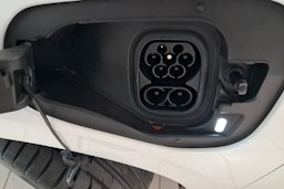 valkoinen Volkswagen Golf 2024 kuva 14.