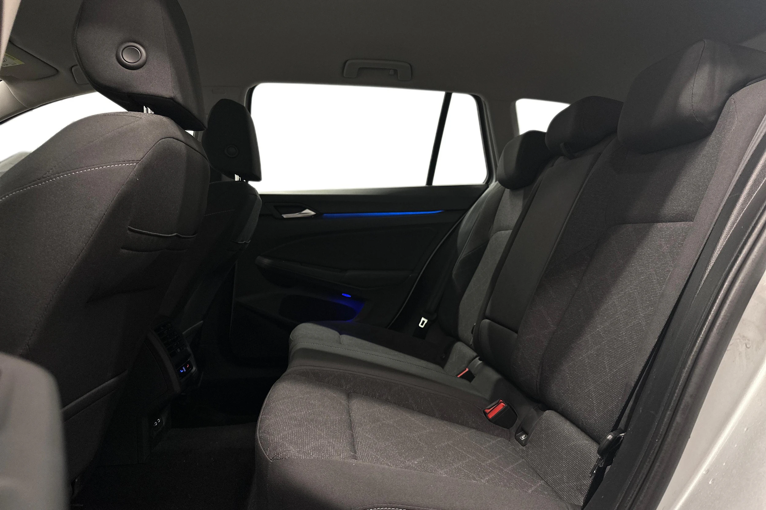 harmaa Volkswagen Golf 2024 kuva 8.