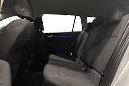 harmaa Volkswagen Golf 2024 kuva 8.
