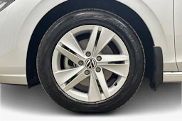 harmaa Volkswagen Golf 2024 kuva 9.