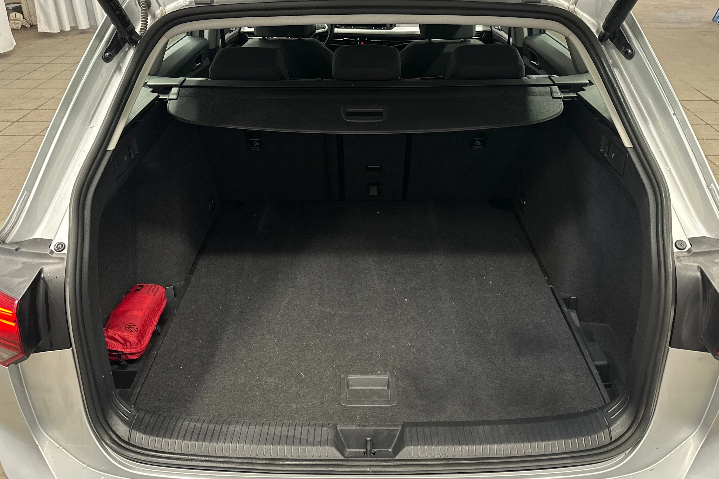 harmaa Volkswagen Golf 2024 kuva 11.