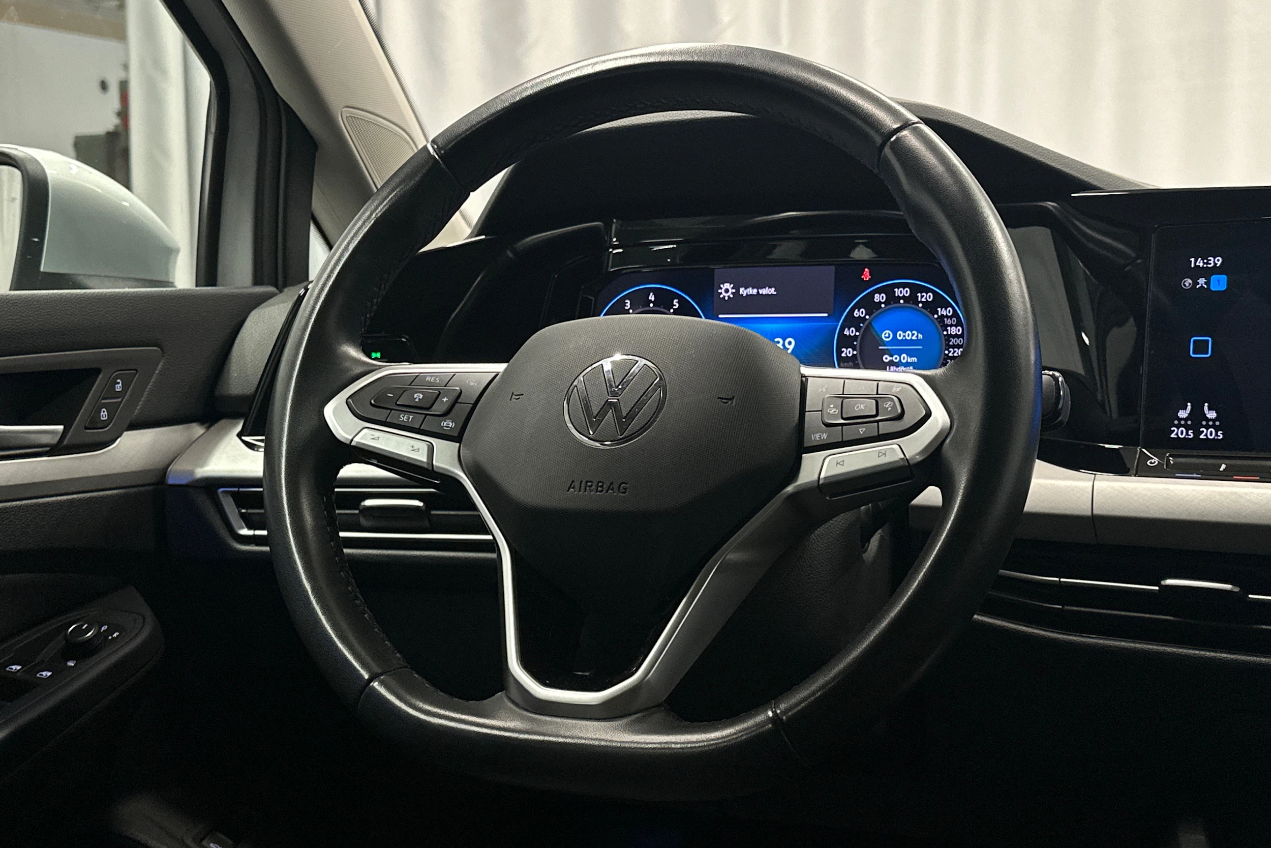 harmaa Volkswagen Golf 2024 kuva 15.