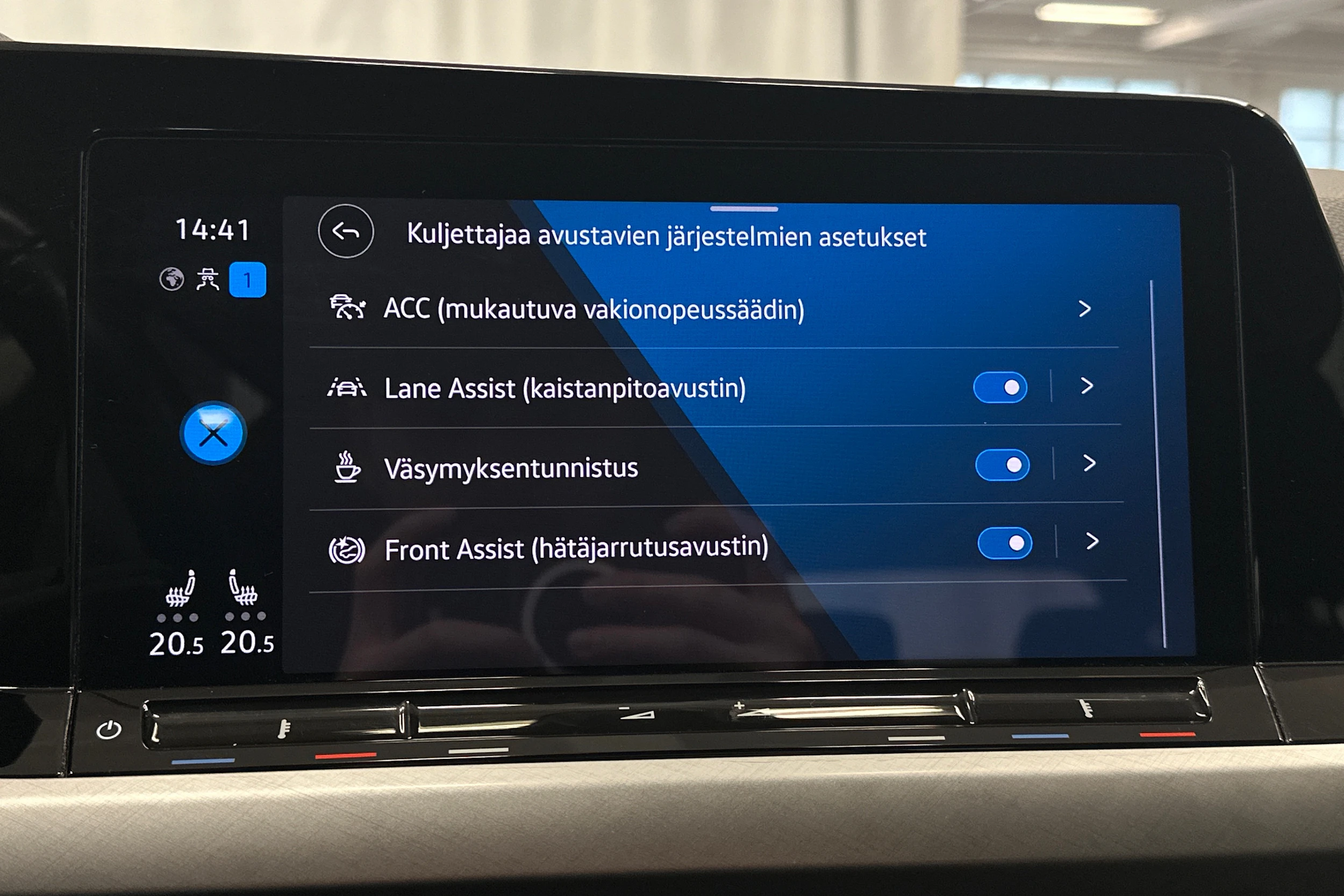 harmaa Volkswagen Golf 2024 kuva 21.