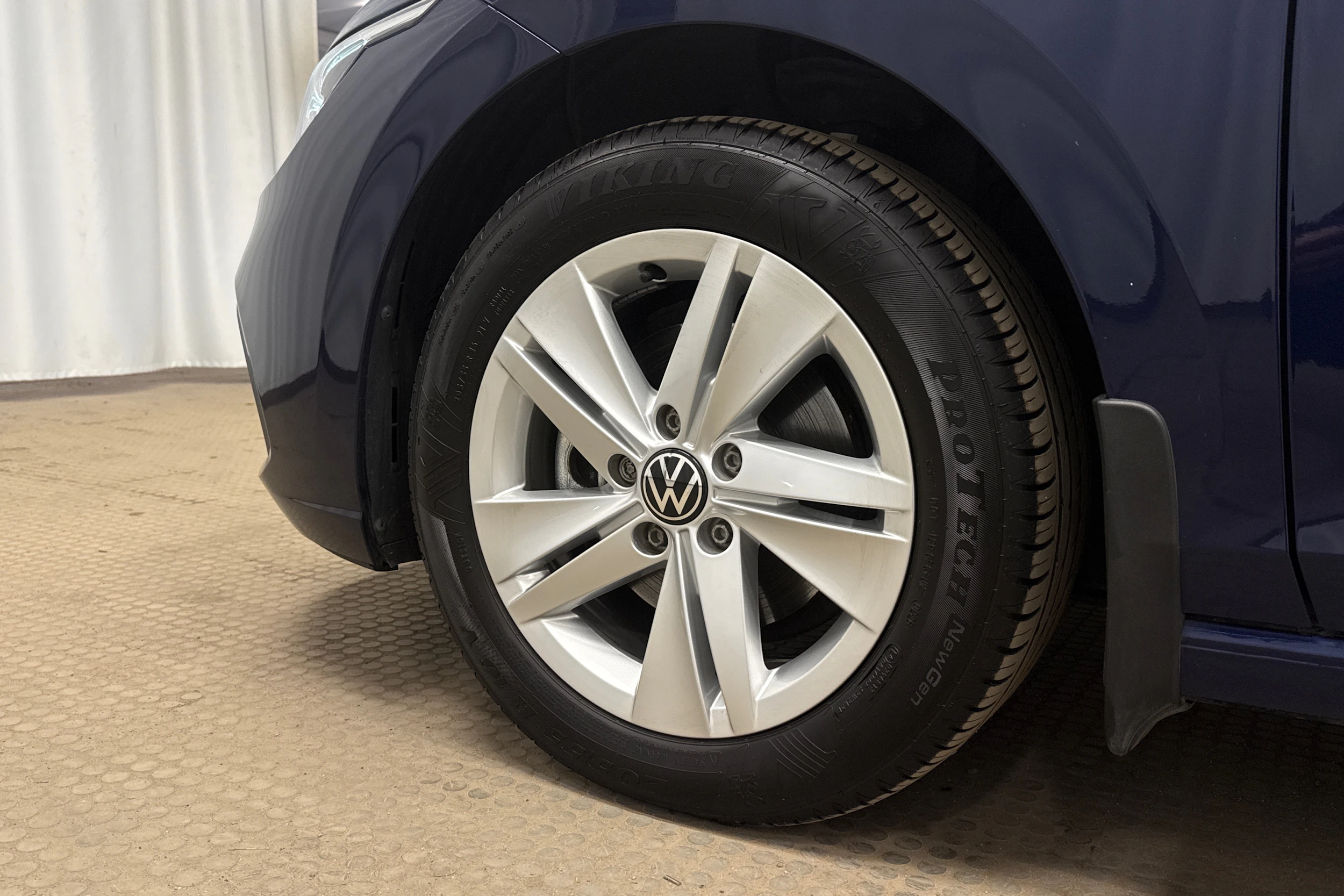 sininen Volkswagen Golf 2024 kuva 13.