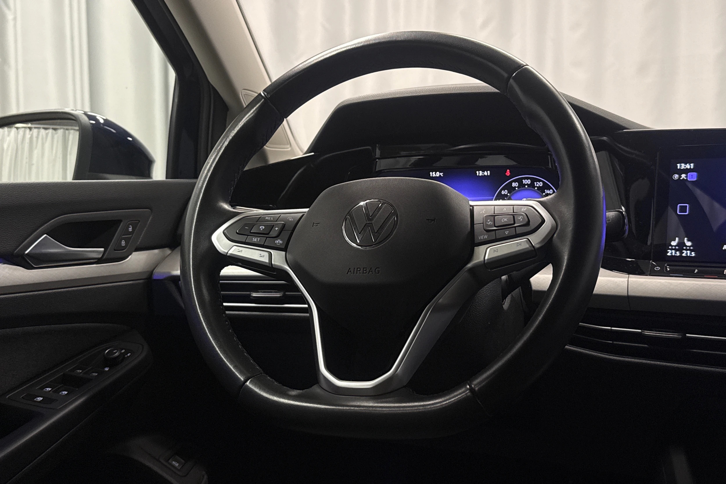 sininen Volkswagen Golf 2024 kuva 15.