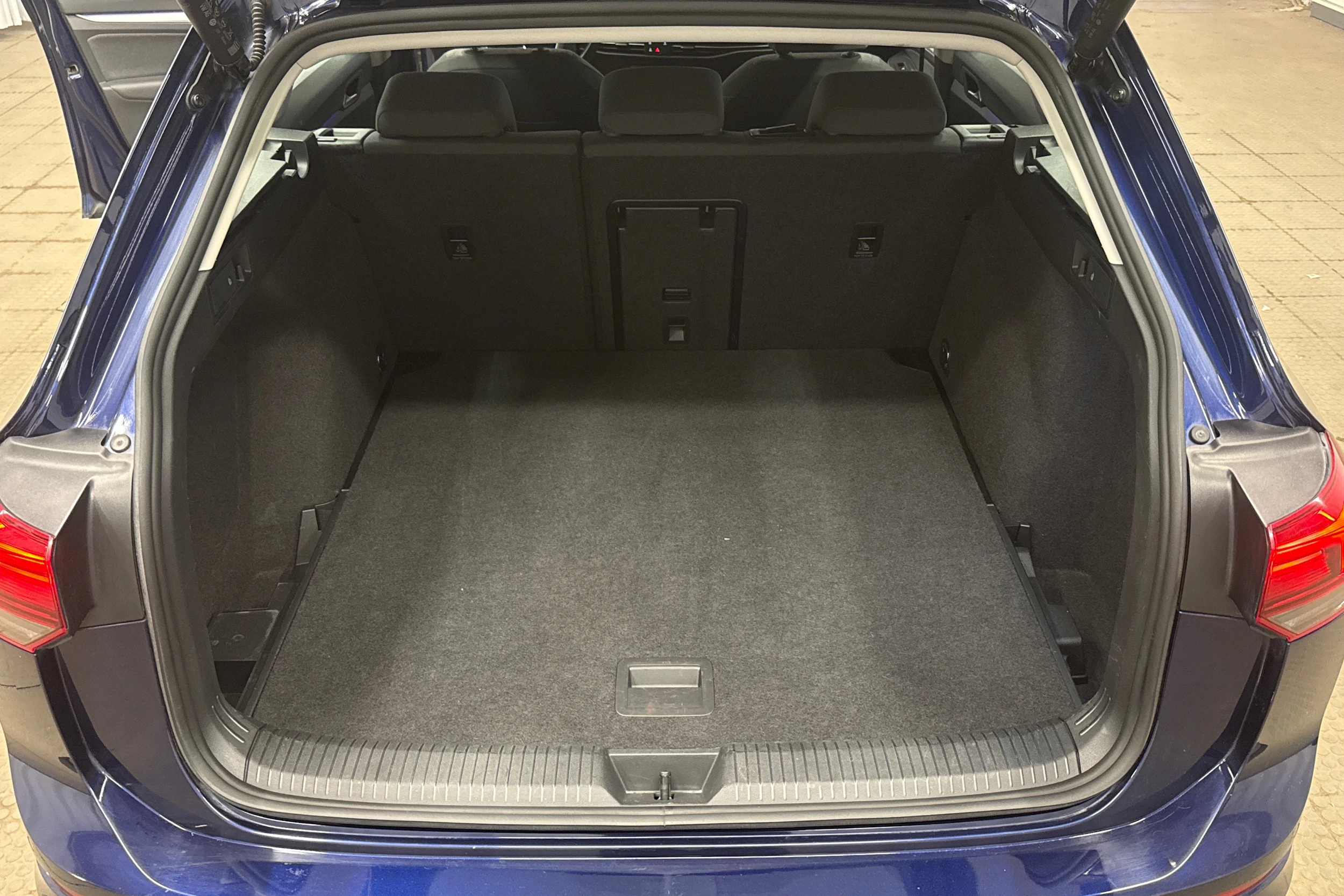 sininen Volkswagen Golf 2024 kuva 22.