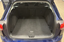 sininen Volkswagen Golf 2024 kuva 22.
