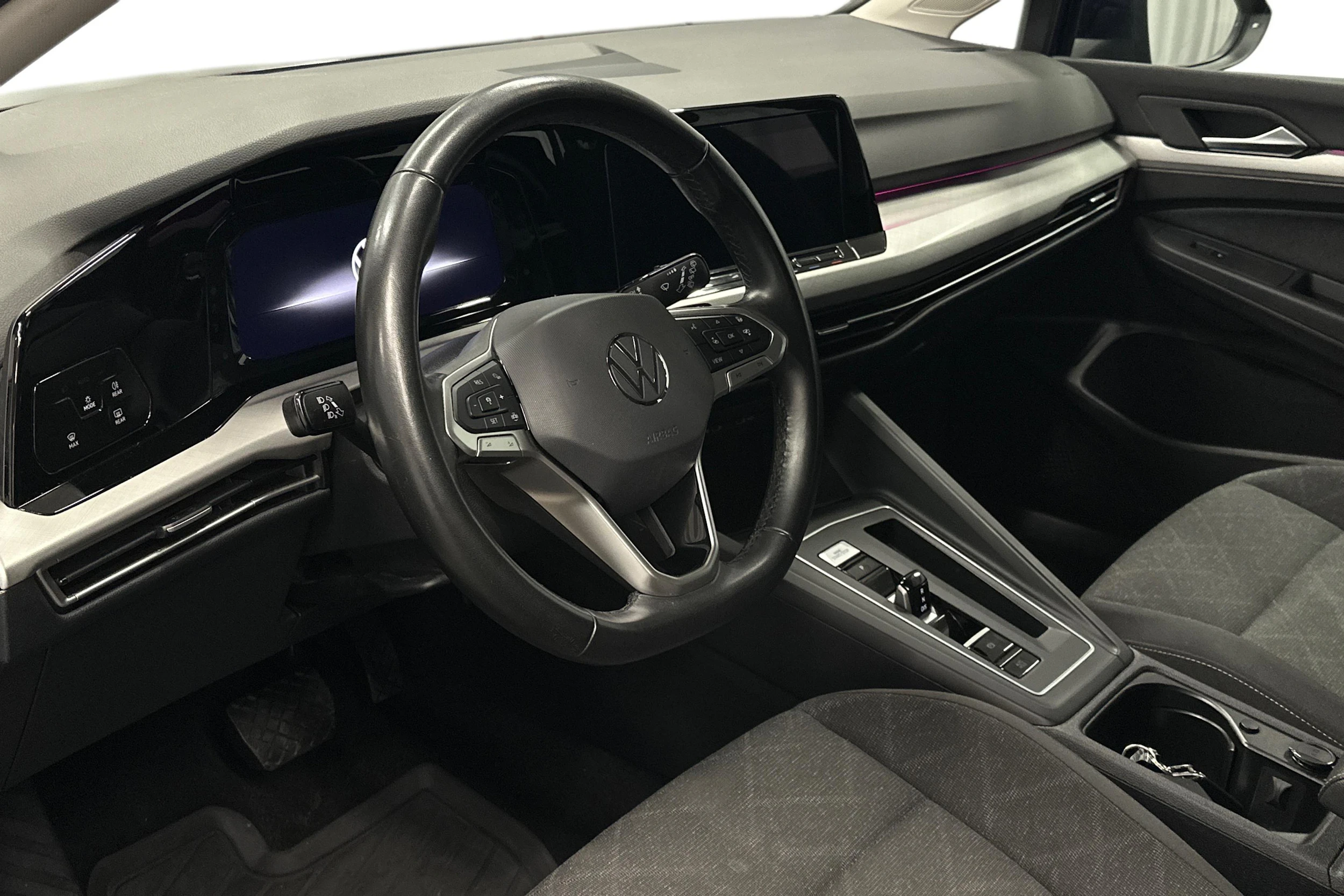 sininen Volkswagen Golf 2024 kuva 6.