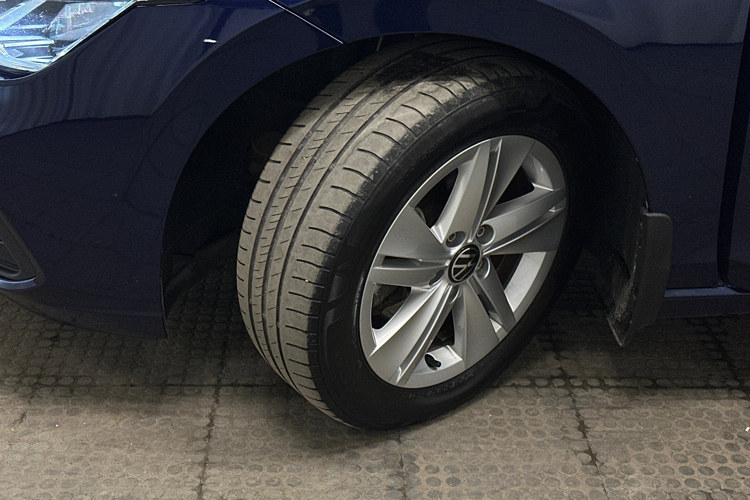 sininen Volkswagen Golf 2024 kuva 10.