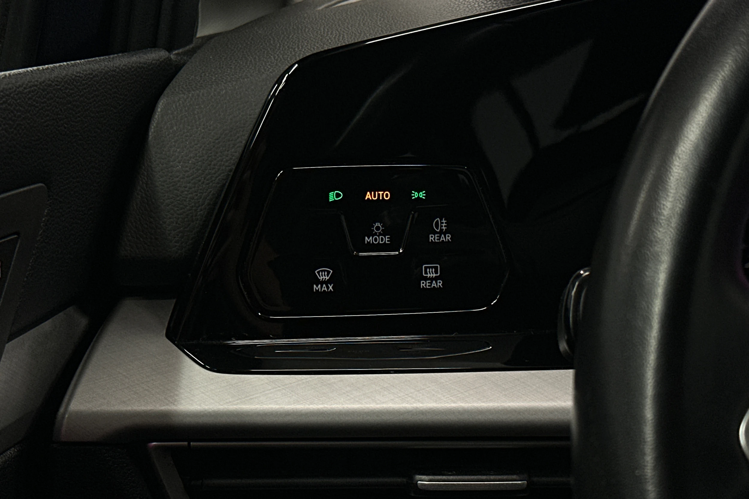 sininen Volkswagen Golf 2024 kuva 15.