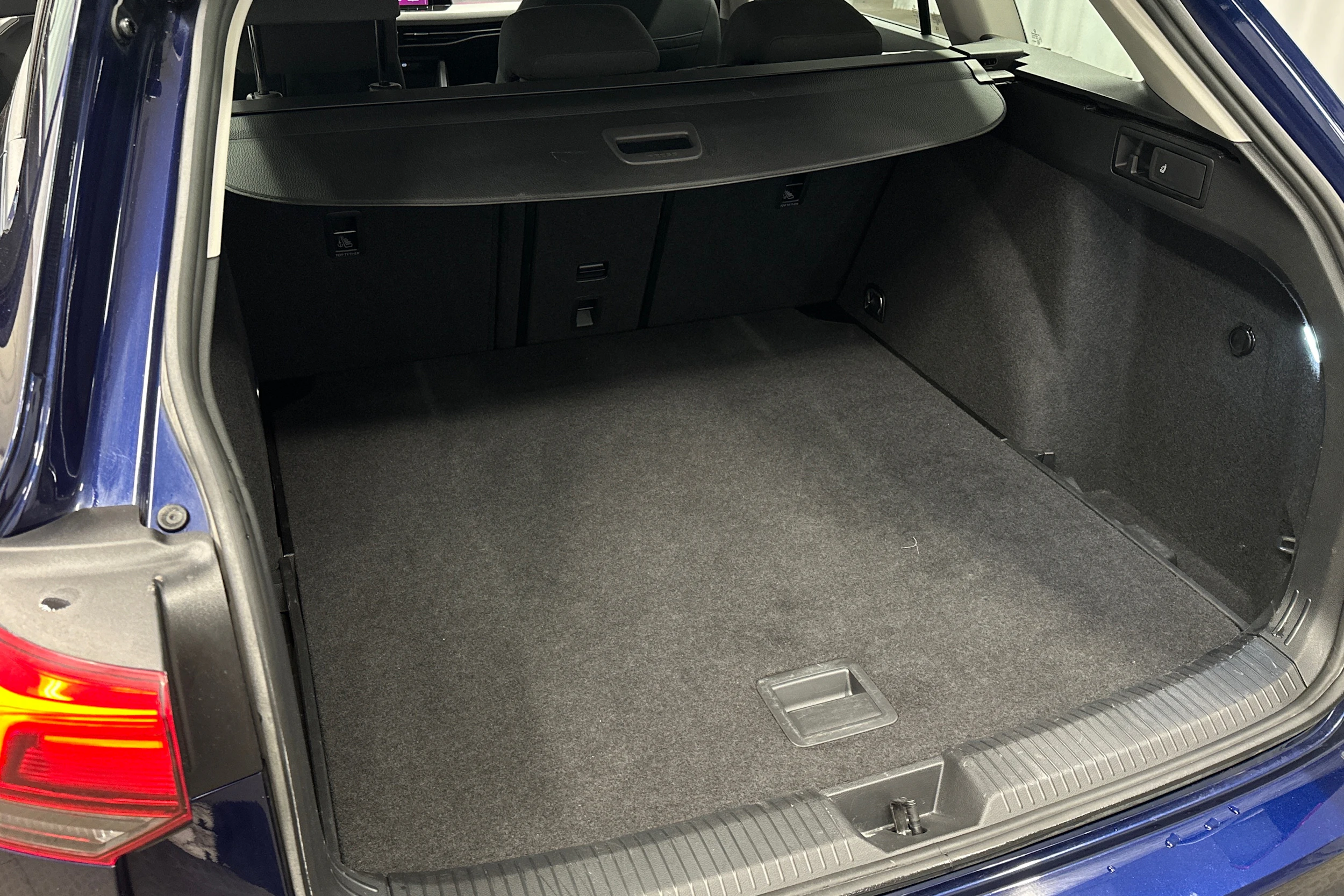 sininen Volkswagen Golf 2024 kuva 31.