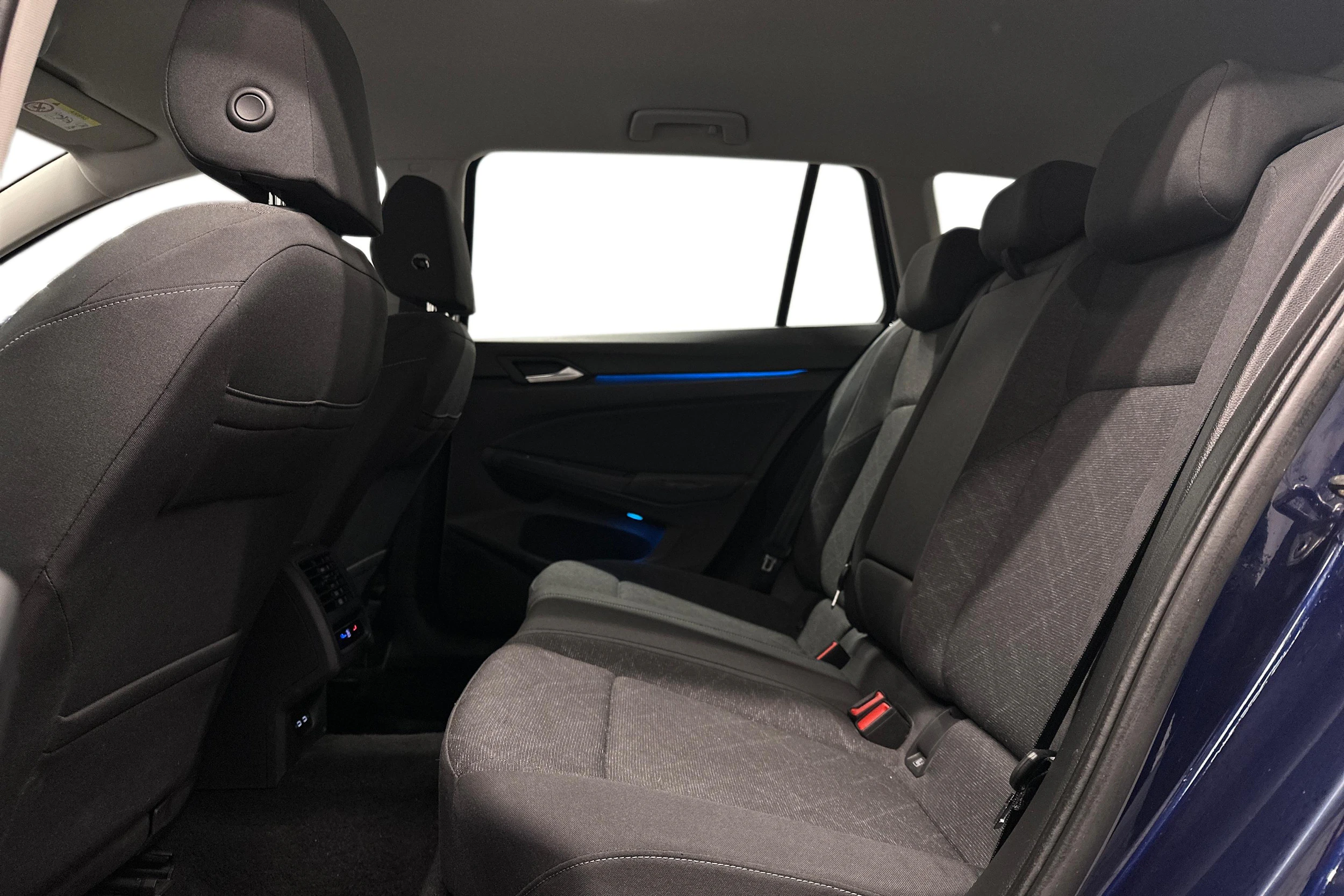 sininen Volkswagen Golf 2024 kuva 8.