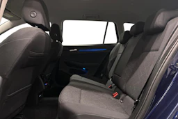 sininen Volkswagen Golf 2024 kuva 8.