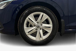 sininen Volkswagen Golf 2024 kuva 9.