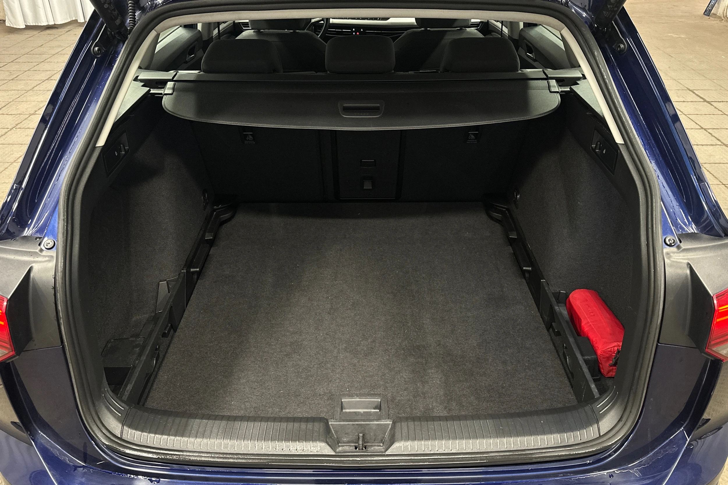 sininen Volkswagen Golf 2024 kuva 11.