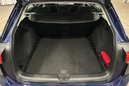 sininen Volkswagen Golf 2024 kuva 11.