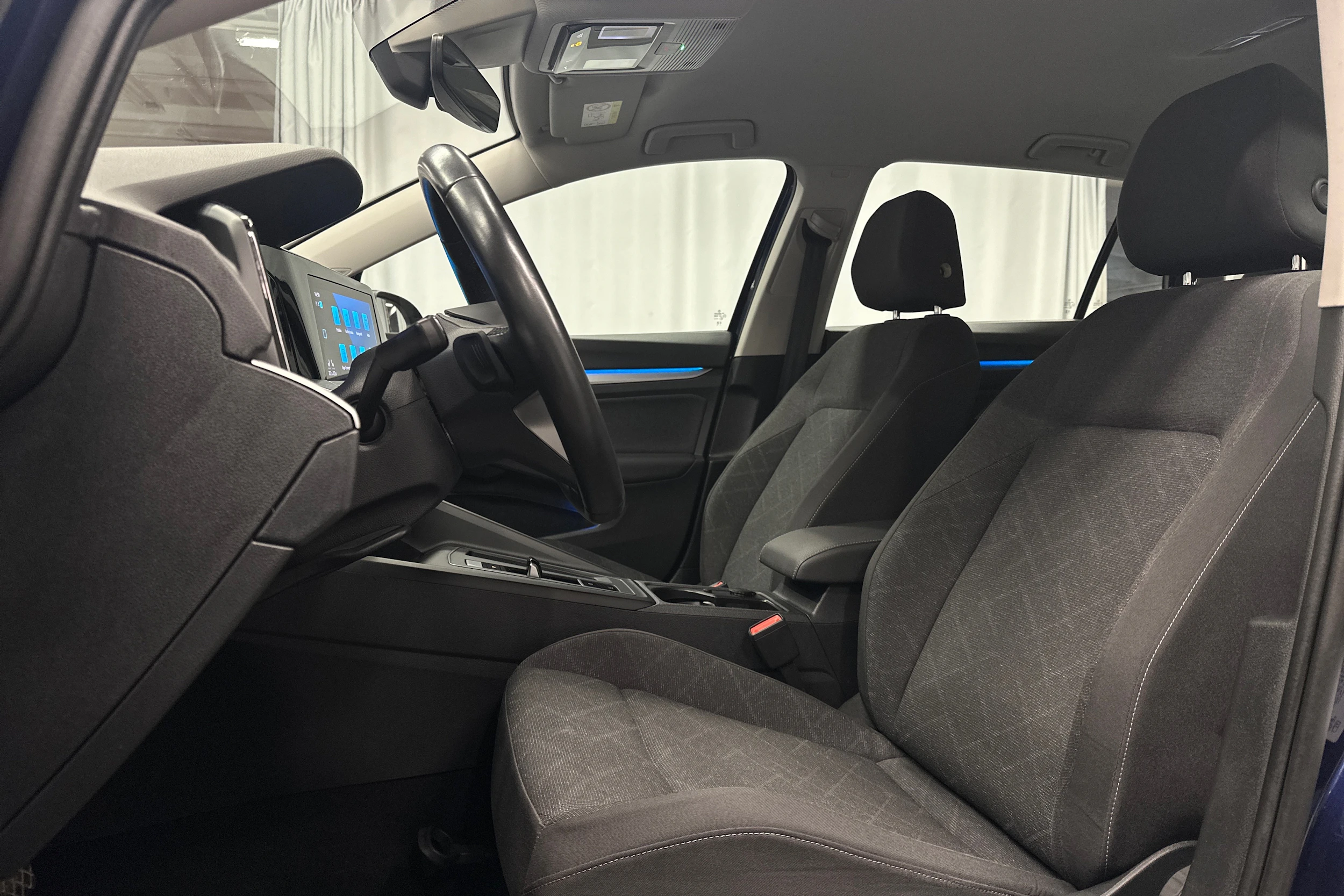sininen Volkswagen Golf 2024 kuva 14.