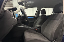 sininen Volkswagen Golf 2024 kuva 14.