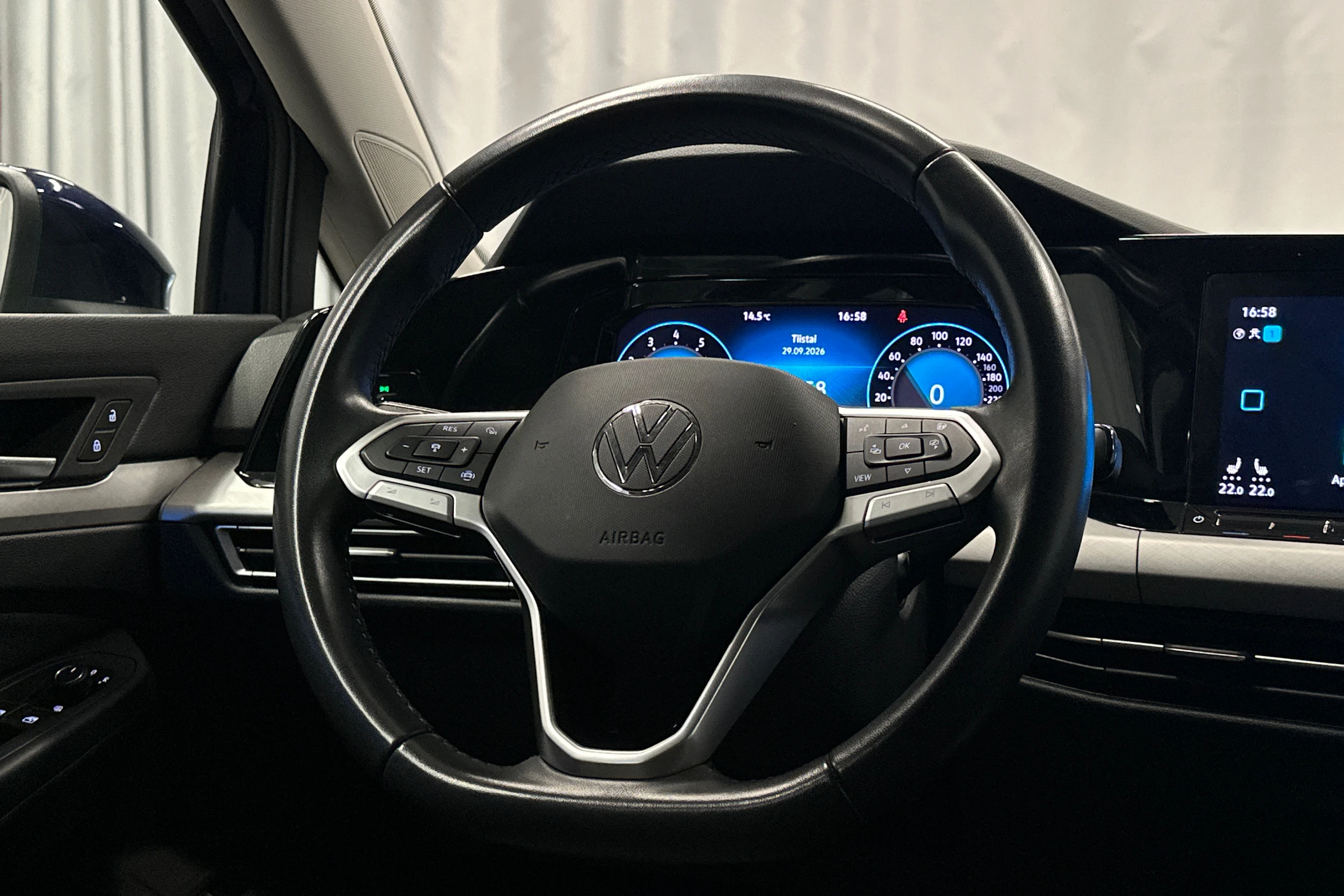 sininen Volkswagen Golf 2024 kuva 15.