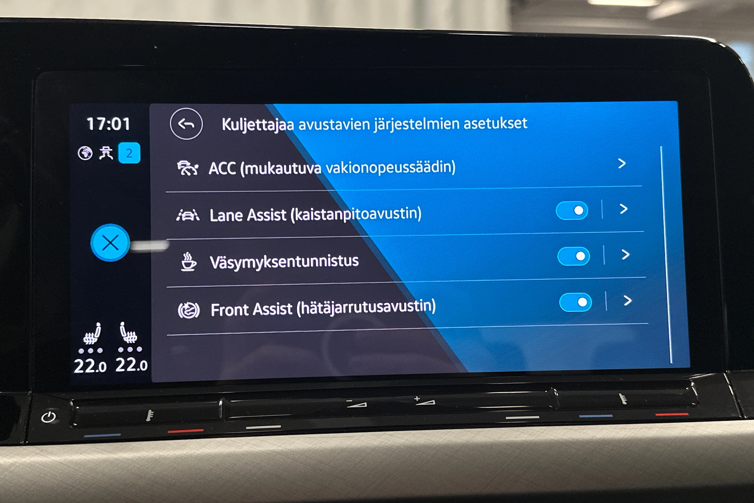sininen Volkswagen Golf 2024 kuva 21.
