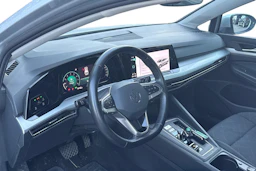 harmaa Volkswagen Golf 2024 kuva 3.
