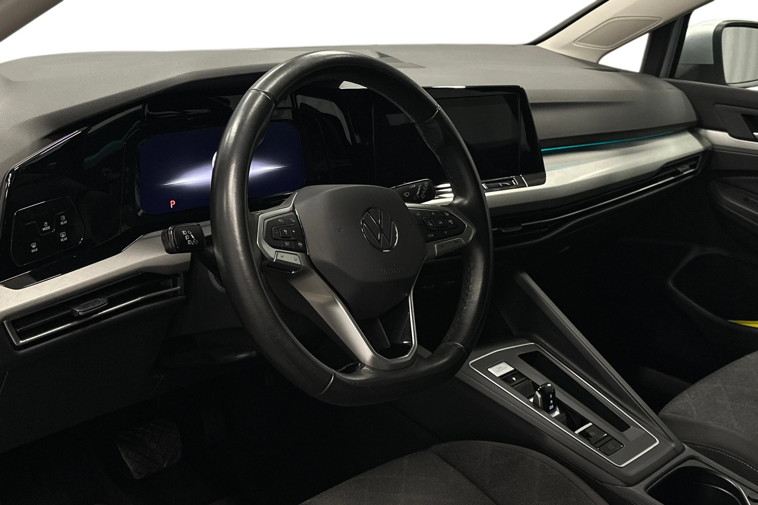 harmaa Volkswagen Golf 2024 kuva 6.
