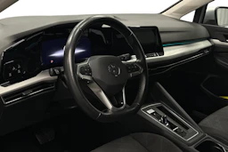 harmaa Volkswagen Golf 2024 kuva 6.