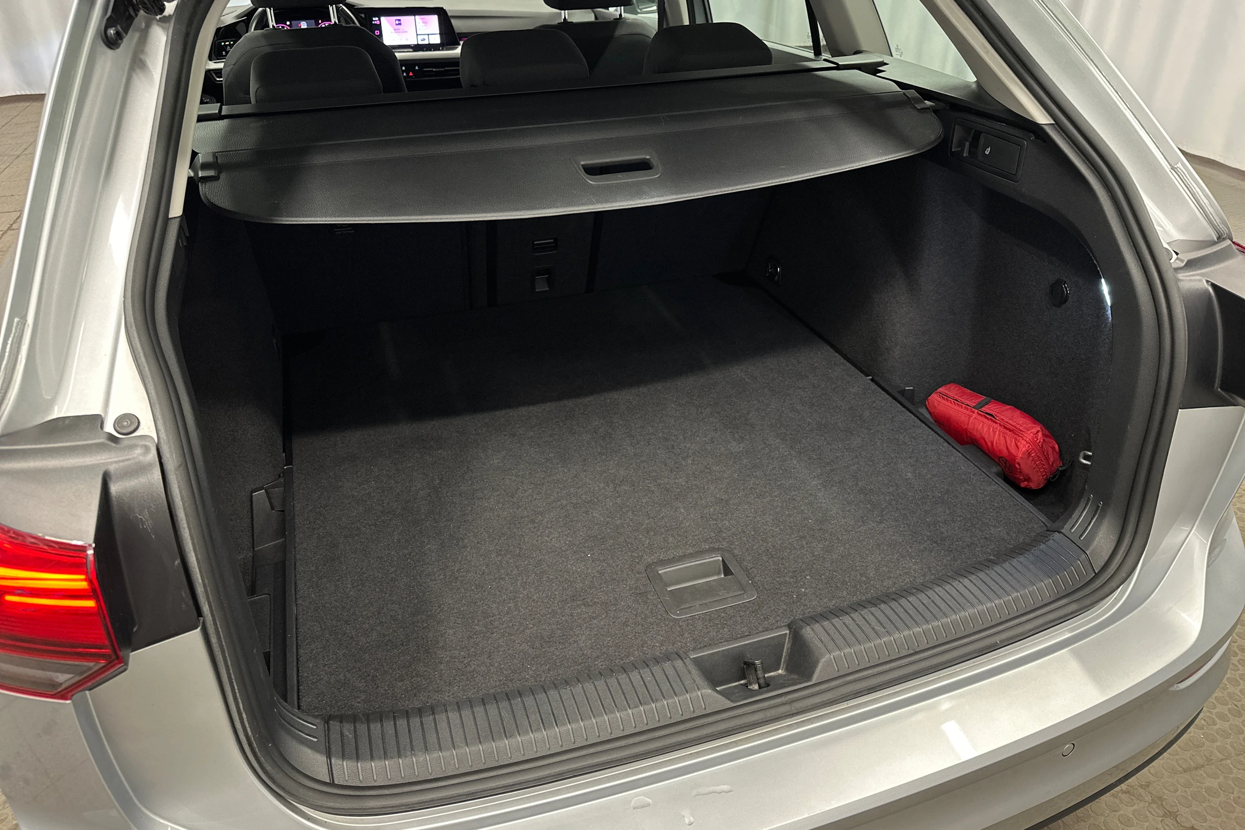 harmaa Volkswagen Golf 2024 kuva 30.