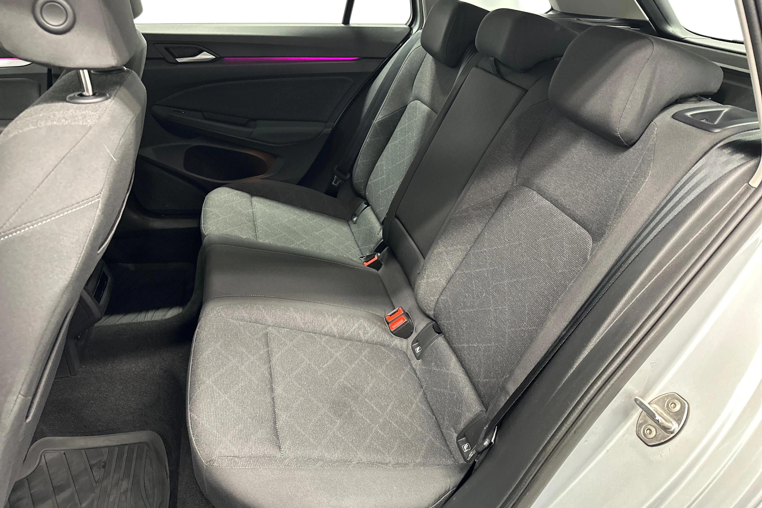 harmaa Volkswagen Golf 2024 kuva 8.