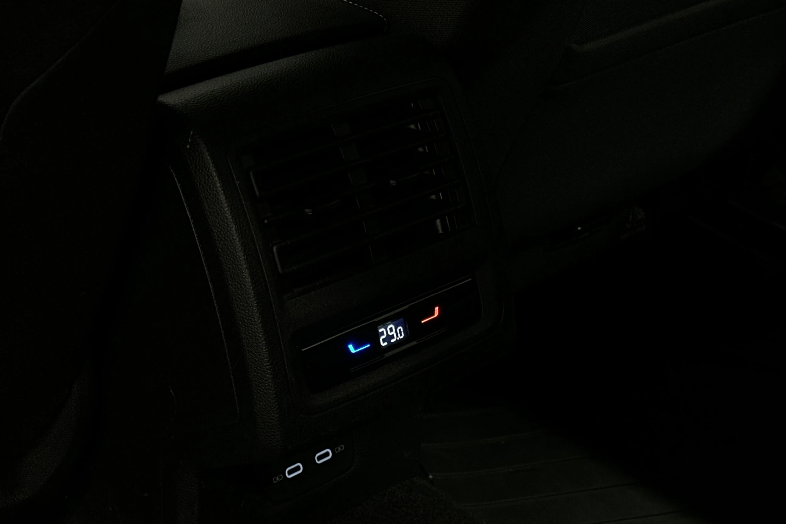 harmaa Volkswagen Golf 2024 kuva 30.